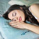 Sen – naturalny sprzymierzeniec w walce ze zmarszczkami - close up photography of woman sleeping 914910